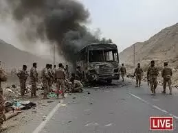 पाकिस्तान में आत्मघाती कार बम हमले में 14 सैनिक की मौत, 24 घायल