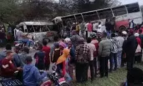 दो बसों की टक्कर के बाद लगी आग, 37 लोगों की मौत, 30 घायल दो बसों की टक्कर के बाद लगी आग, 37 लोगों की मौत, 30 घायल