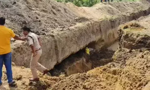 पाइपलाइन के लिए खड्डे से मिट्टी लेने गए 12 लोग दबे , चार की मौत 5 घायल