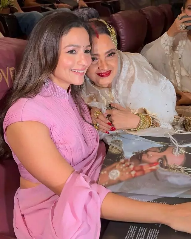 उमराव जान की महफिल में रेखा की परछाईं बन आलिया ने चुराई लाइमलाइट उमराव जान की महफिल में रेखा की परछाईं बन आलिया ने चुराई लाइमलाइट