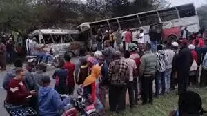 दो बसों की टक्कर के बाद लगी आग, 37 लोगों की मौत, 30 घायल