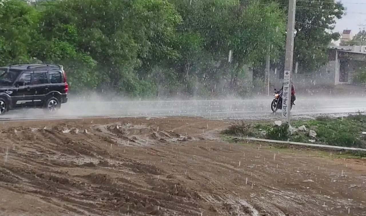 सवाईपुर क्षेत्र में रिमझिम बारिश से धरती पुत्र चिंतित, रुकी बुवाई सवाईपुर क्षेत्र में रिमझिम बारिश से धरती पुत्र चिंतित, रुकी बुवाई