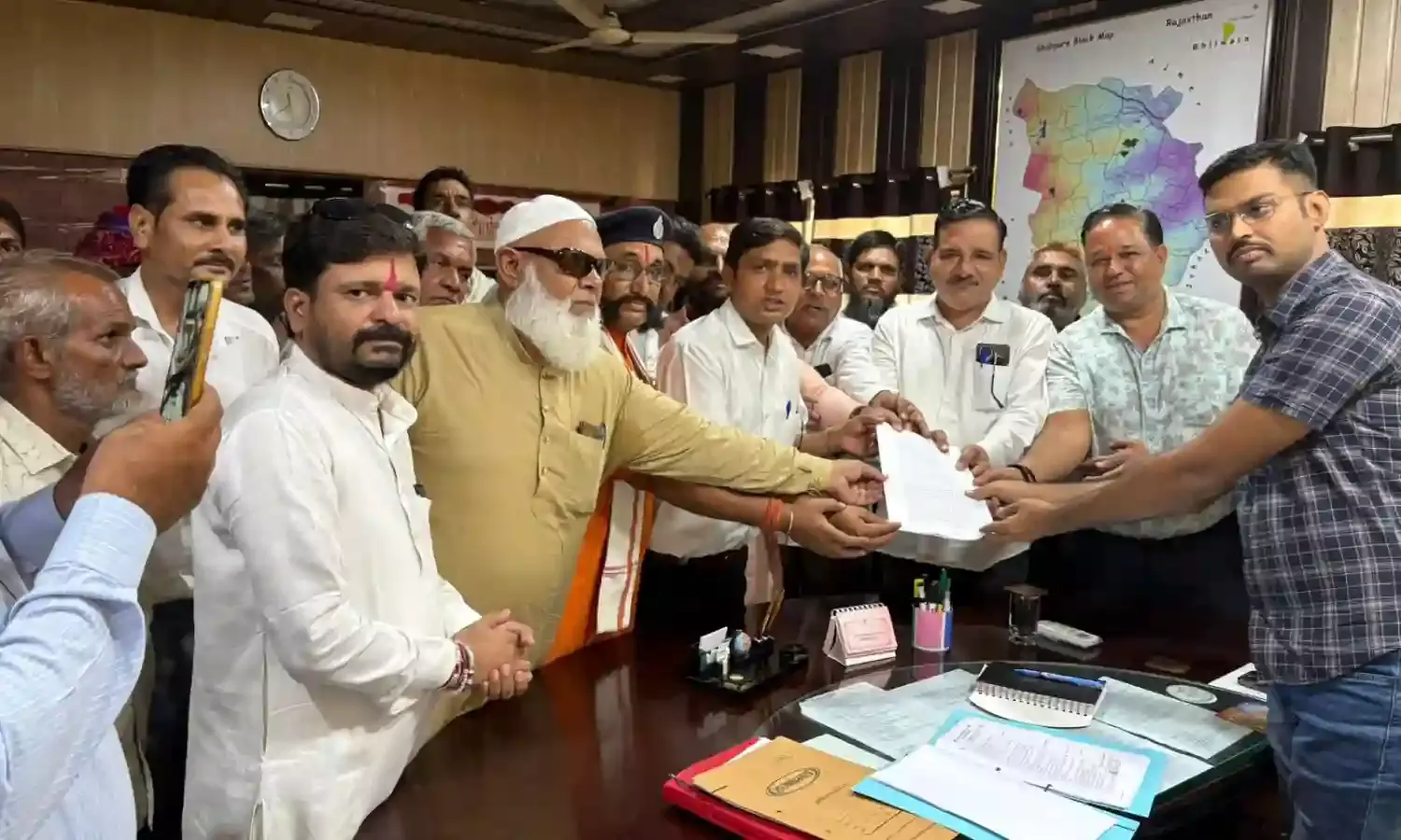 शाहपुरा जिले की बहाली की मांग को लेकर उपखंड अधिकारी को मुख्यमंत्री के नाम दिया स्मरण पत्र