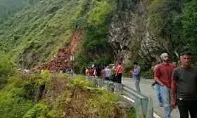 बदरीनाथ हाईवे पर गिरा भारी मलबा, आवाजाही बंद