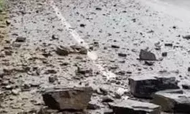 सिरोही-उदयपुर फोरलेन पर चट्टानें गिरने से हादसे का खतरा बढ़ा,वाहन चालक परेशान