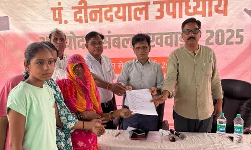 पंडित दीनदयाल उपाध्याय शिविर में संतोक देवी अपनी खुशी जाहिर करते हुए बोली–"म्हारे घर प्रशासन आया पावन"