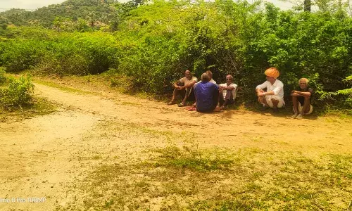 शमशान घाट शेड नहीं होने से परेशान