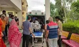 एओ ने विद्यालय में जाकर खुद को लगाई आग , गंभीर हालत में किया अजमेर रैफर एओ ने विद्यालय में जाकर खुद को लगाई आग , गंभीर हालत में किया अजमेर रैफर