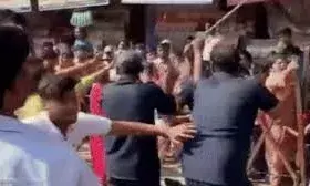 मंदिर के सुरक्षा कर्मियों ने श्रद्धालुओं को पीटा, तीन गिरफ्तार मंदिर के सुरक्षा कर्मियों ने श्रद्धालुओं को पीटा, तीन गिरफ्तार