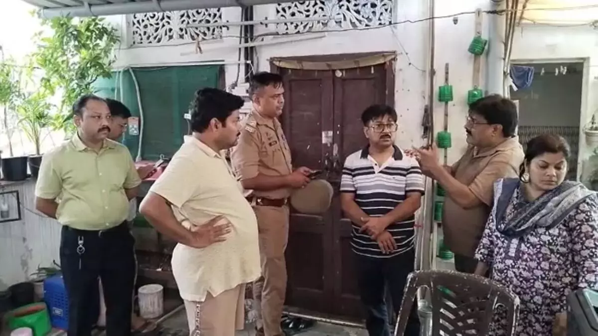 कपड़ा व्यापारी ने पत्नी-बेटी के साथ जहर खाकर दी जान, सामूहिक आत्महत्या से इलाके में सनसनी