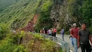 बदरीनाथ हाईवे पर गिरा भारी मलबा, आवाजाही बंद बदरीनाथ हाईवे पर गिरा भारी मलबा, आवाजाही बंद