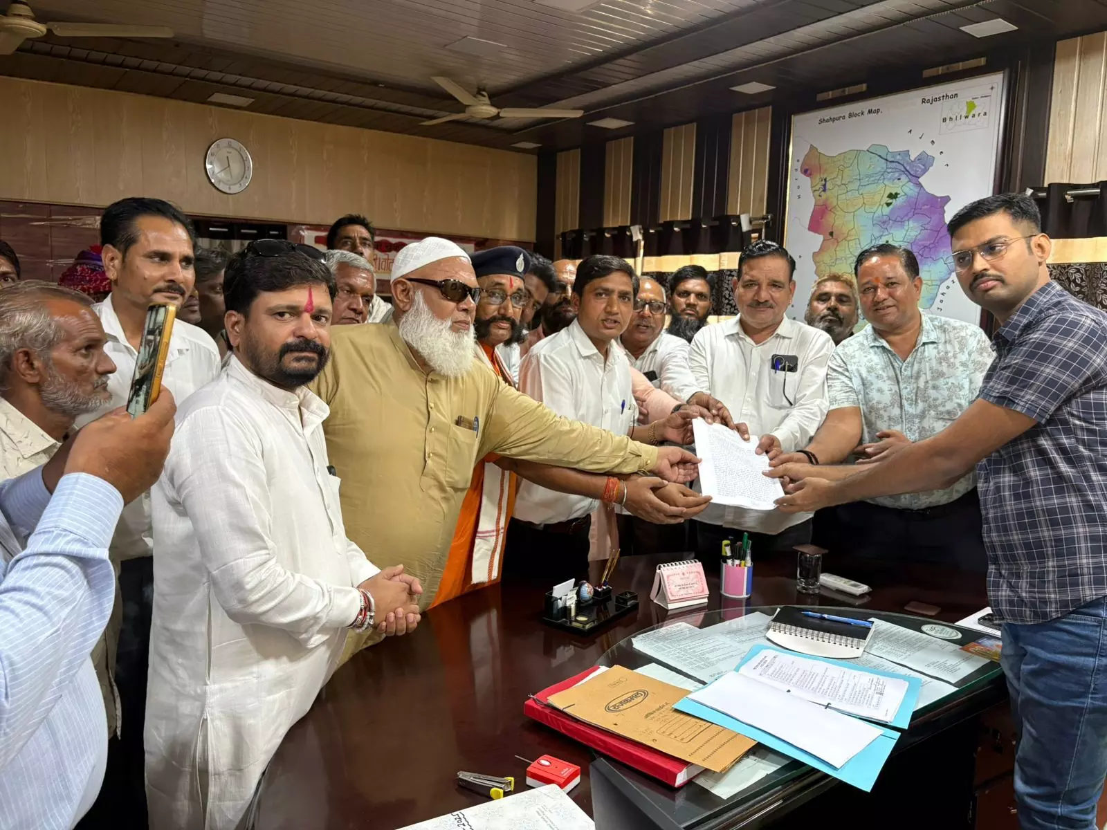 शाहपुरा जिले की बहाली की मांग को लेकर उपखंड अधिकारी को मुख्यमंत्री के नाम दिया स्मरण पत्र शाहपुरा जिले की बहाली की मांग को लेकर उपखंड अधिकारी को मुख्यमंत्री के नाम दिया स्मरण पत्र