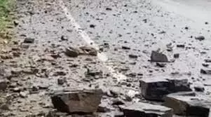 सिरोही-उदयपुर फोरलेन पर चट्टानें गिरने से हादसे का खतरा बढ़ा,वाहन चालक परेशान सिरोही-उदयपुर फोरलेन पर चट्टानें गिरने से हादसे का खतरा बढ़ा,वाहन चालक परेशान