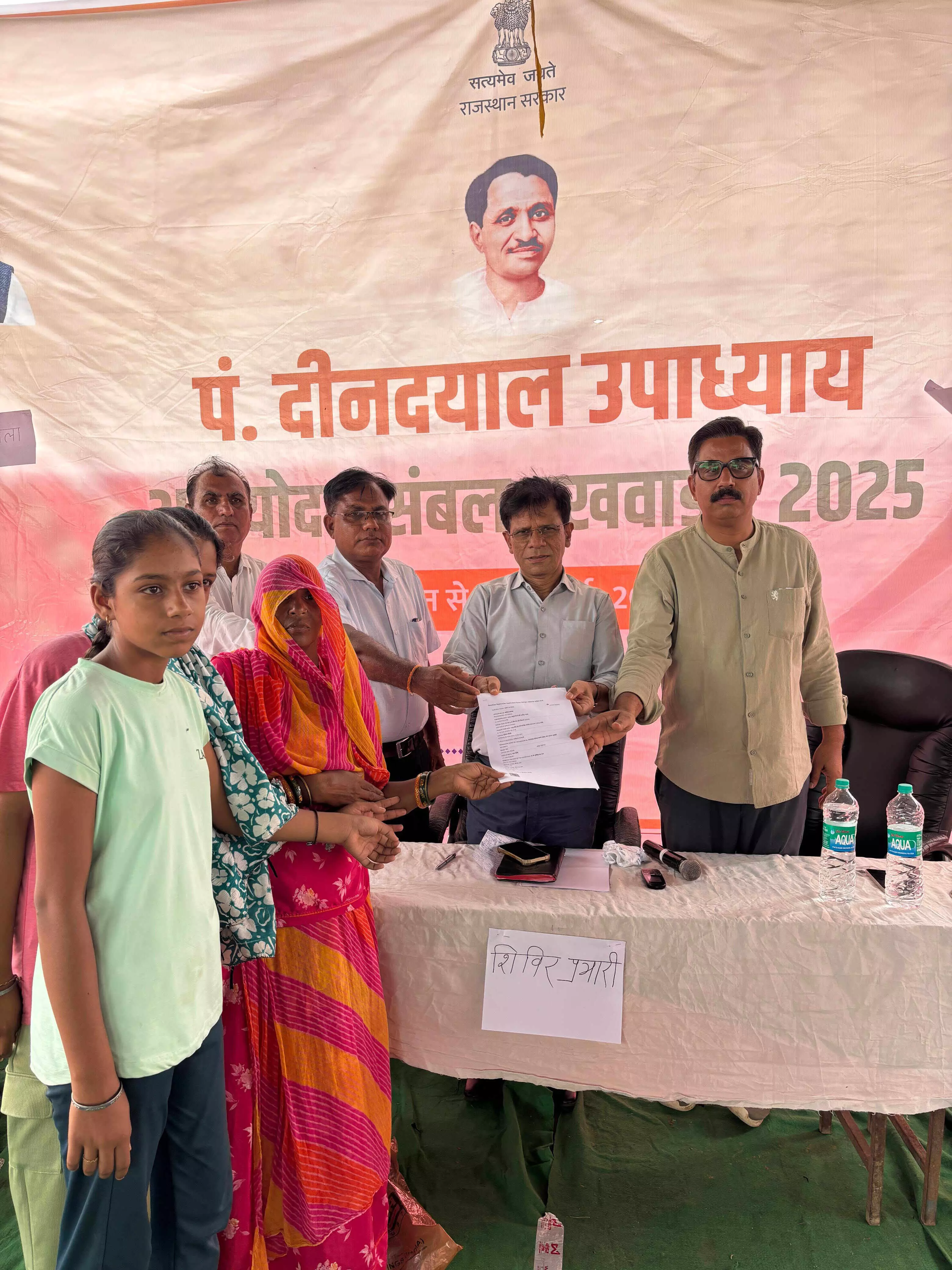 पंडित दीनदयाल उपाध्याय शिविर में संतोक देवी अपनी खुशी जाहिर करते हुए बोली–म्हारे घर प्रशासन आया पावन पंडित दीनदयाल उपाध्याय शिविर में संतोक देवी अपनी खुशी जाहिर करते हुए बोली–म्हारे घर प्रशासन आया पावन