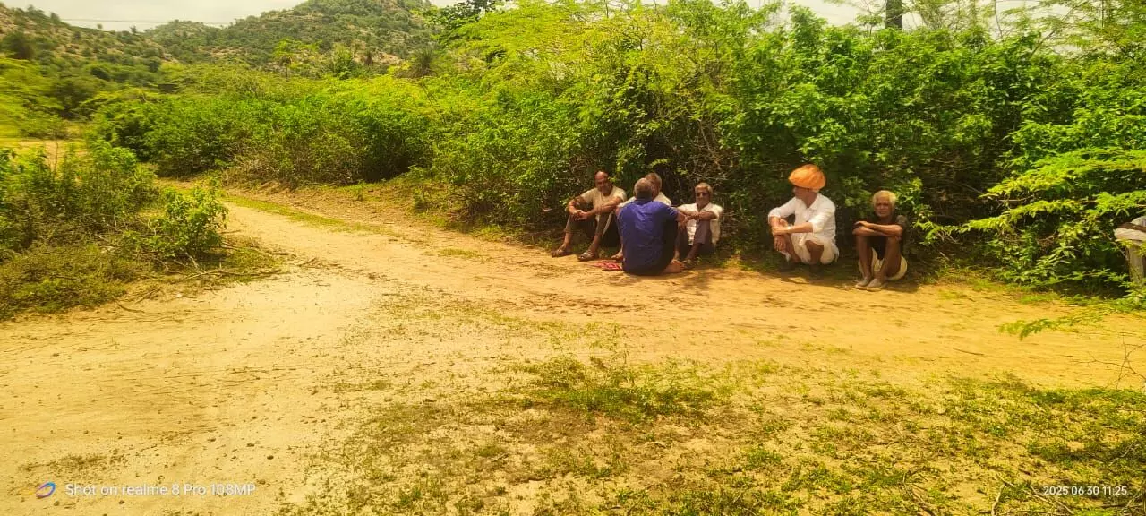 शमशान घाट शेड नहीं होने से परेशान शमशान घाट शेड नहीं होने से परेशान