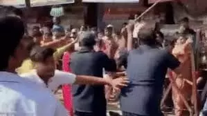 मंदिर के सुरक्षा कर्मियों ने श्रद्धालुओं को पीटा, तीन गिरफ्तार