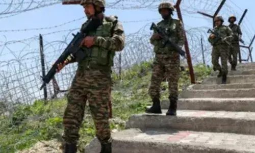 जैश के गाइड को सेना ने जिंदा पकड़ा, साथी आतंकी भाग निकले,आतंकी साजिश नाकाम