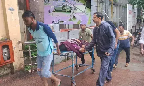 तलवार से हमला कर महिला शिक्षक की दिनदहाड़े हत्या, हमलावर फरार तलवार से हमला कर महिला शिक्षक की दिनदहाड़े हत्या, हमलावर फरार