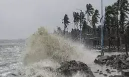आ रहा भीषण तूफान, भारी बारिश, तेज हवाओं के साथ उठेंगी ऊंची लहरें आ रहा भीषण तूफान, भारी बारिश, तेज हवाओं के साथ उठेंगी ऊंची लहरें