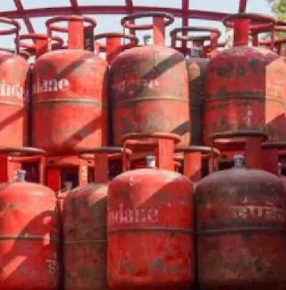 गैस सिलेंडर हुआ 60 रुपयेसस्ता गैस सिलेंडर हुआ 60 रुपयेसस्ता