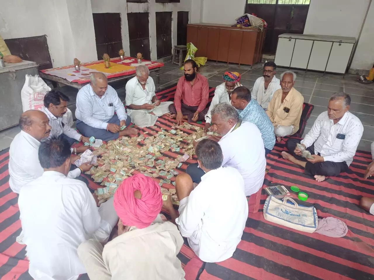 चंवरा का हनुमान जी के दान पात्र से 1.60 लाख की राशि निकली चंवरा का हनुमान जी के दान पात्र से 1.60 लाख की राशि निकली