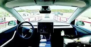 बिना किसी ड्राइवर के फैक्ट्री से सीधे ग्राहक के पहुंची Tesla