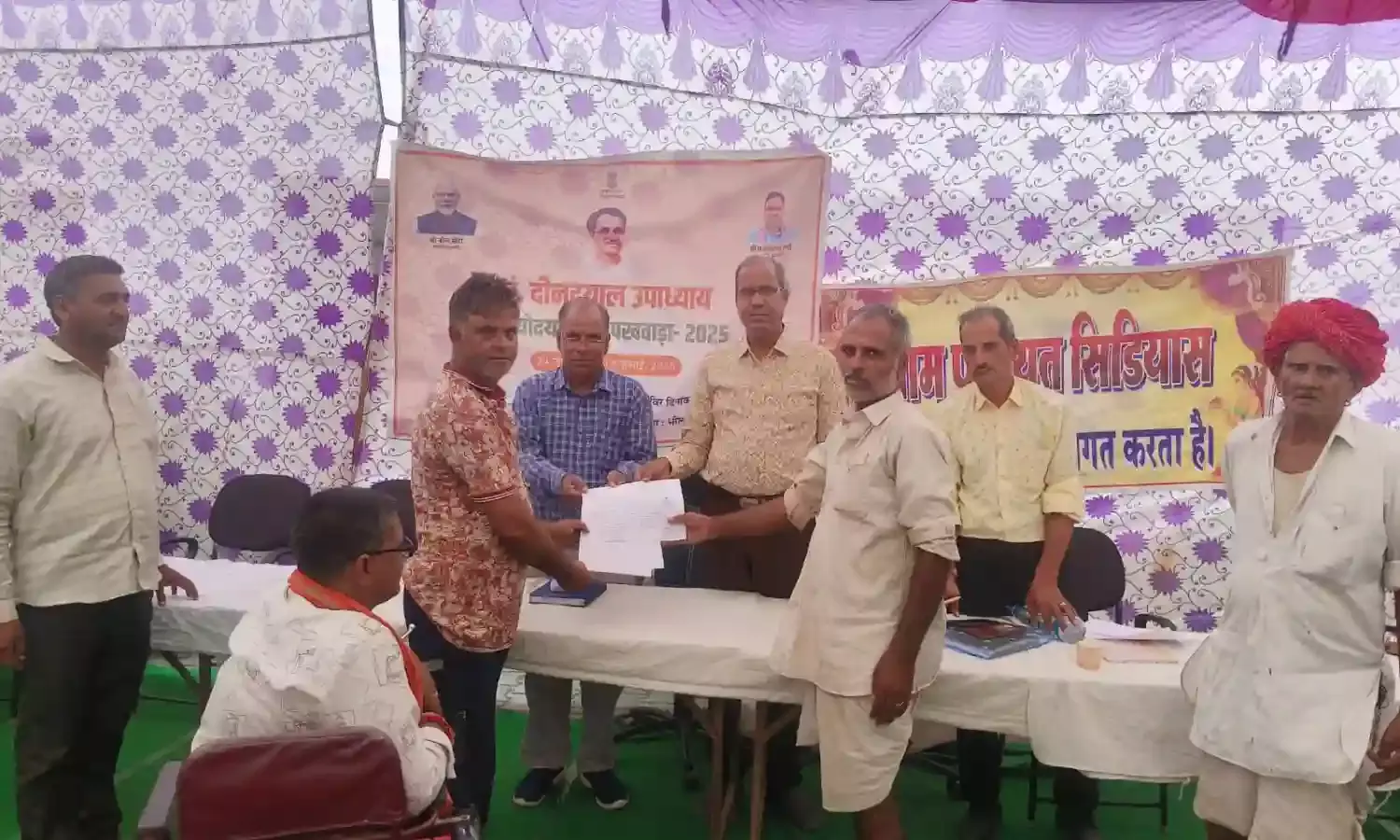 अधिकारी व कर्मचारी  छोटे-मोटे कार्यों के लिए ग्रामीण जनता को बार-बार न घुमाए एवं तय समय पर उनके कार्यों का निस्तारण करें-एसडीएम शर्मा