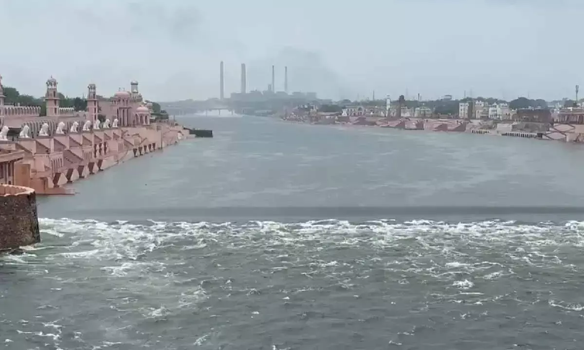 कोटा बैराज के खोले 5 गेट, खेतों में नाव चलाते दिखे लोग