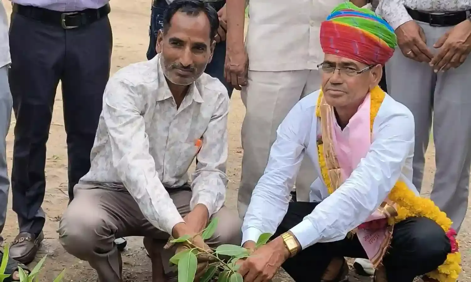 वर्षा काल में पौधरोपन कर पर्यावरण संवर्धन में सहभागी बनें- प्रधानाचार्य हेमाराम वर्षा काल में पौधरोपन कर पर्यावरण संवर्धन में सहभागी बनें- प्रधानाचार्य हेमाराम