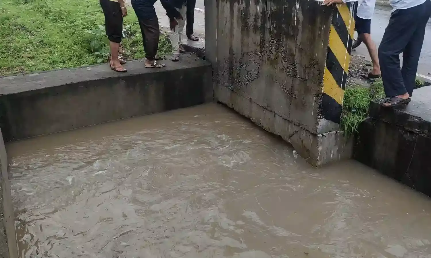 हमीरगढ़ उपखंड क्षेत्र में सोना प्रोसेस द्वारा दूषित पानी छोड़ा गया-