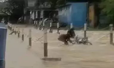ब‍िजौल‍ियां में 110 मि‍मी बार‍िश, पलकी नदी में बहते बहते बचे बाइक सवार