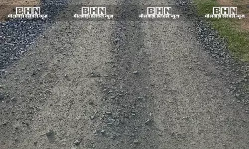 प्रशासन की उदासीनता, सुविधाओं से वंचित ग्रामीण, सड़क निर्माण में ठेकेदार की मनमर्जी से ग्रामीणों में आक्रोश