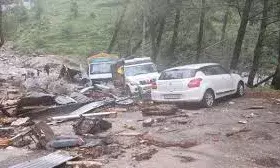 आधी रात को बरसी आफत... सब बहा ले गया सैलाब,देखें तबाही की तस्वीरों