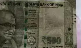 500 रुपए के नोट पर लगी लाखों की बोली 500 रुपए के नोट पर लगी लाखों की बोली