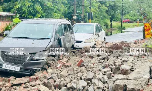 इंडस्ट्रीयल एरिया में बाड़े की दीवार ढहने से दो कारें क्षतिग्रस्त