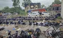 चित्तौड़गढ़ में मूसलाधार बारिश से बांध छलके, नदियां उफान पर, मंदिर, थाने  और अस्पताल में घुसा पानी,नाले में फंसी बस