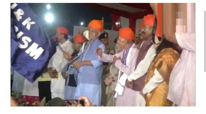 अमरनाथ यात्रा के लिए कड़ी सुरक्षा में पहला जत्था रवाना, उपराज्यपाल ने दिखाई हरी झंडी अमरनाथ यात्रा के लिए कड़ी सुरक्षा में पहला जत्था रवाना, उपराज्यपाल ने दिखाई हरी झंडी