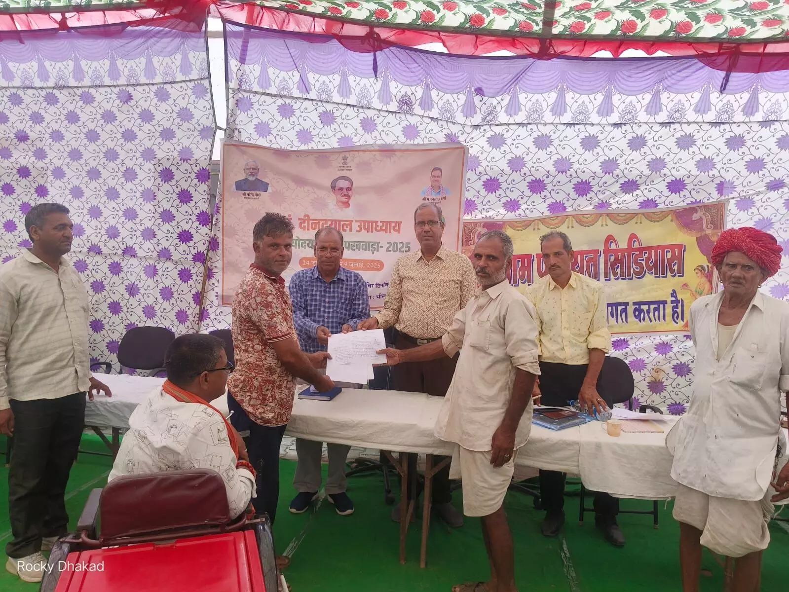 अधिकारी व कर्मचारी  छोटे-मोटे कार्यों के लिए ग्रामीण जनता को बार-बार न घुमाए एवं तय समय पर उनके कार्यों का निस्तारण करें-एसडीएम शर्मा