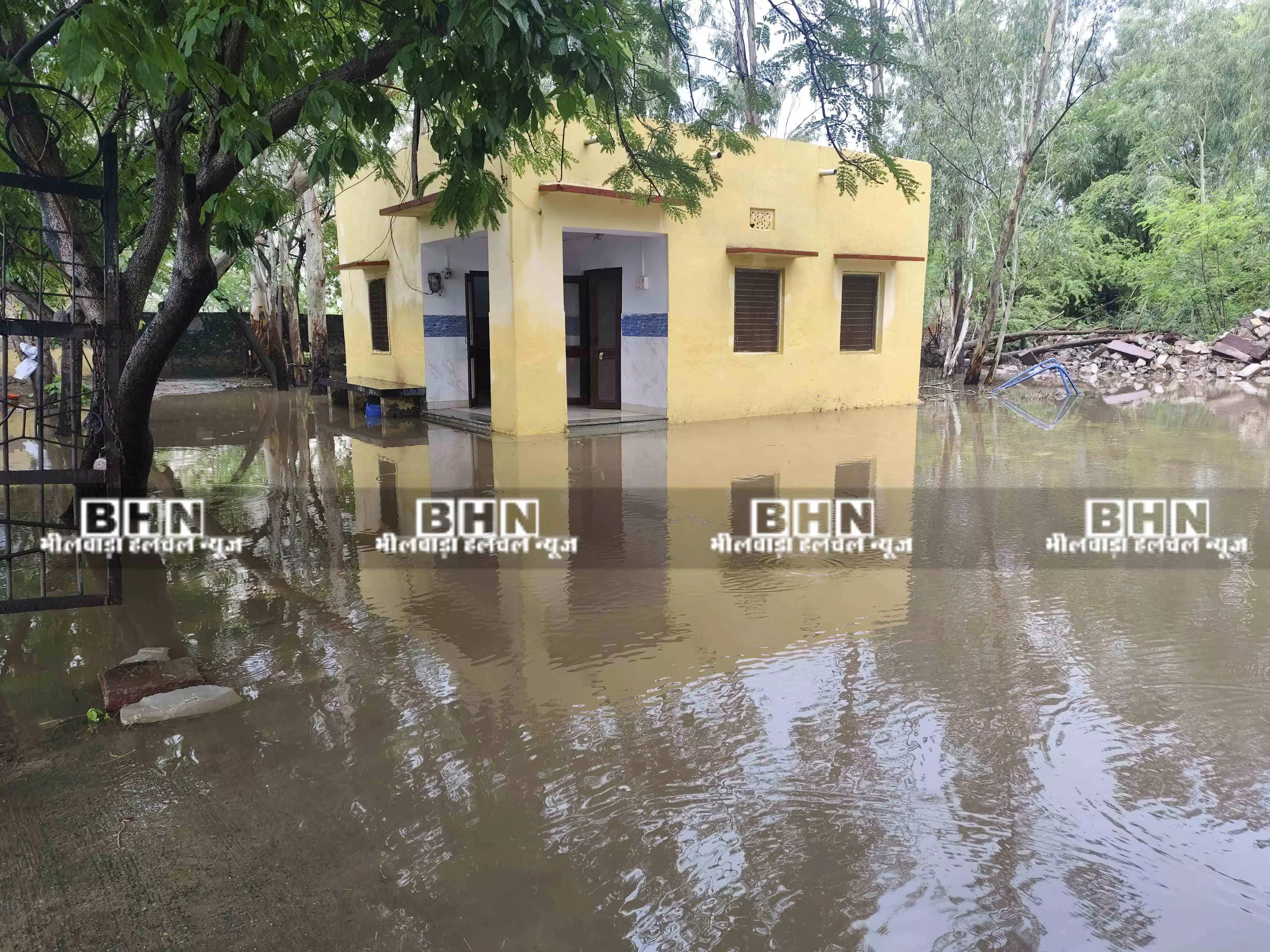 भारी बारिश ने मांडल को किया जलमग्न, सरकारी दफ्तर बना ‘पिकनिक स्पॉट’, PWD कार्यालय पानी में डूबा भारी बारिश ने मांडल को किया जलमग्न, सरकारी दफ्तर बना ‘पिकनिक स्पॉट’, PWD कार्यालय पानी में डूबा