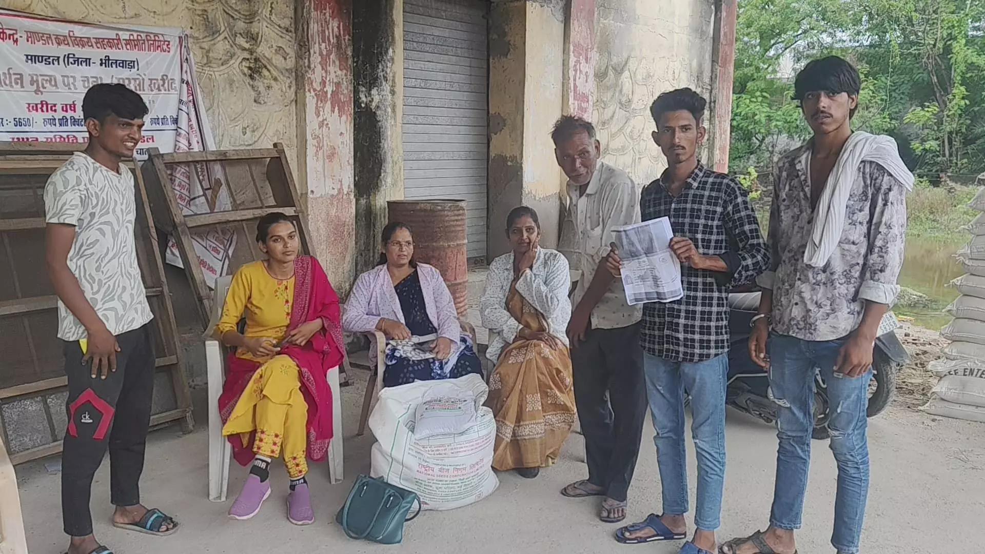 निशुल्क उड़द बीज वितरण योजना का किसानों को मिल रहा लाभ निशुल्क उड़द बीज वितरण योजना का किसानों को मिल रहा लाभ