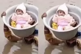 गले तक पानी, सिर पर बच्चा, बेटी की जान बचाने के लिए डूबते रहे पिता गले तक पानी, सिर पर बच्चा, बेटी की जान बचाने के लिए डूबते रहे पिता