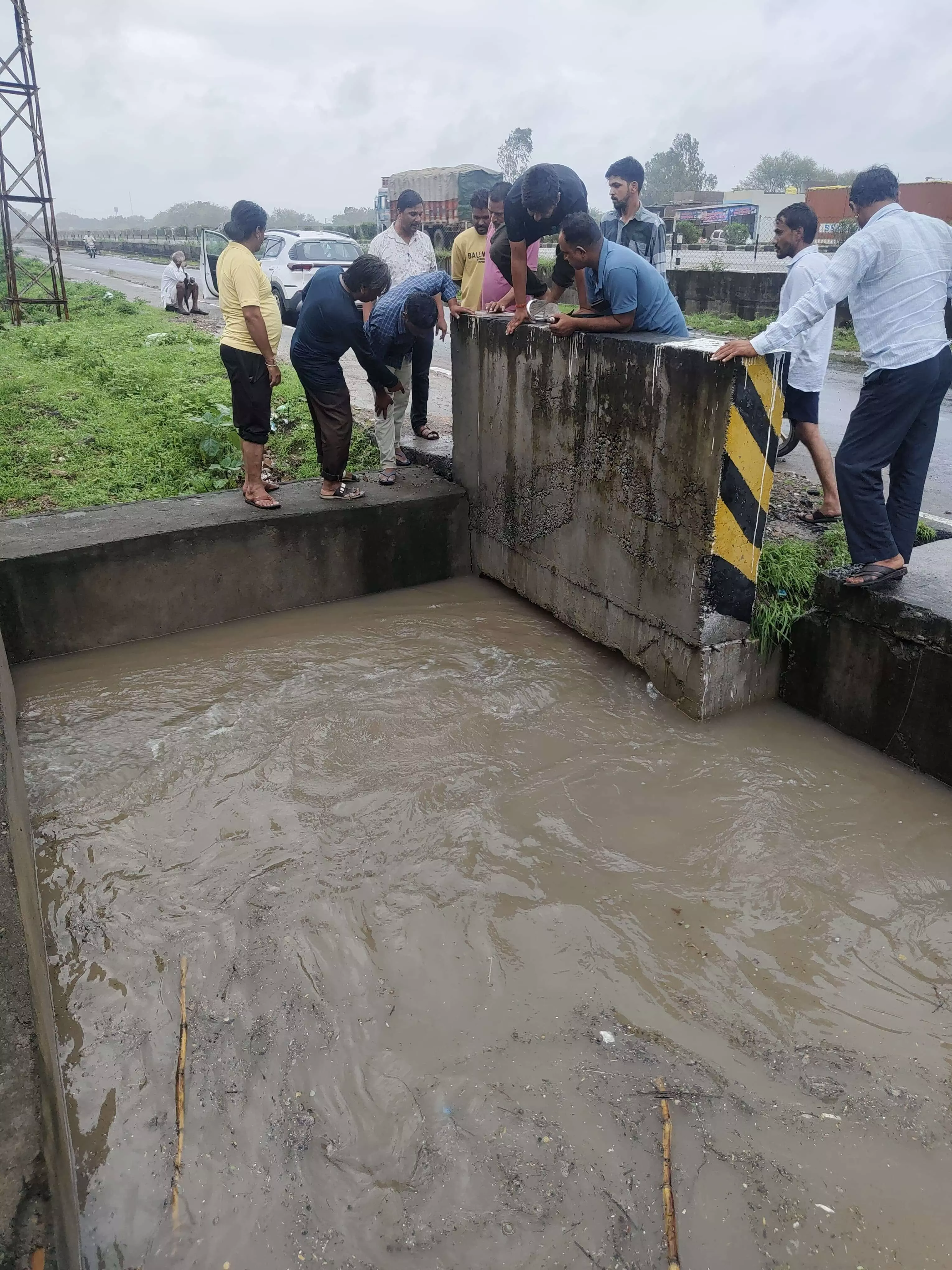 हमीरगढ़ उपखंड क्षेत्र में सोना प्रोसेस द्वारा दूषित पानी छोड़ा गया- हमीरगढ़ उपखंड क्षेत्र में सोना प्रोसेस द्वारा दूषित पानी छोड़ा गया-