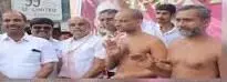 बारिश के बीच दिगंबर मुनि अनुपम सागर व मुनि निर्मोह सागर का चातुर्मास के लिए मंगलप्रवेश बारिश के बीच दिगंबर मुनि अनुपम सागर व मुनि निर्मोह सागर का चातुर्मास के लिए मंगलप्रवेश