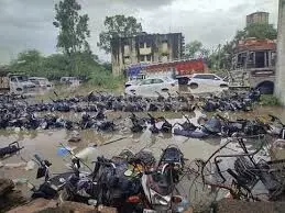 चित्तौड़गढ़ में मूसलाधार बारिश से बांध छलके, नदियां उफान पर, मंदिर, थाने और अस्पताल में घुसा पानी,नाले में फंसी बस चित्तौड़गढ़ में मूसलाधार बारिश से बांध छलके, नदियां उफान पर, मंदिर, थाने और अस्पताल में घुसा पानी,नाले में फंसी बस