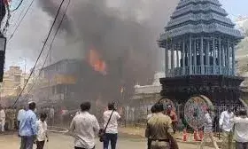 तिरुपति में गोविंदराजस्वामी मंदिर के पास आग लगी, दो दुकानें जलकर खाक,अफरा-तफरी मची