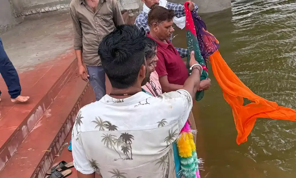 तहनाल गेट स्थित नवनिर्मित लाल घाट तालाब लबालब भरने पर वार्डवासियों ने किया पारंपरिक स्वागत