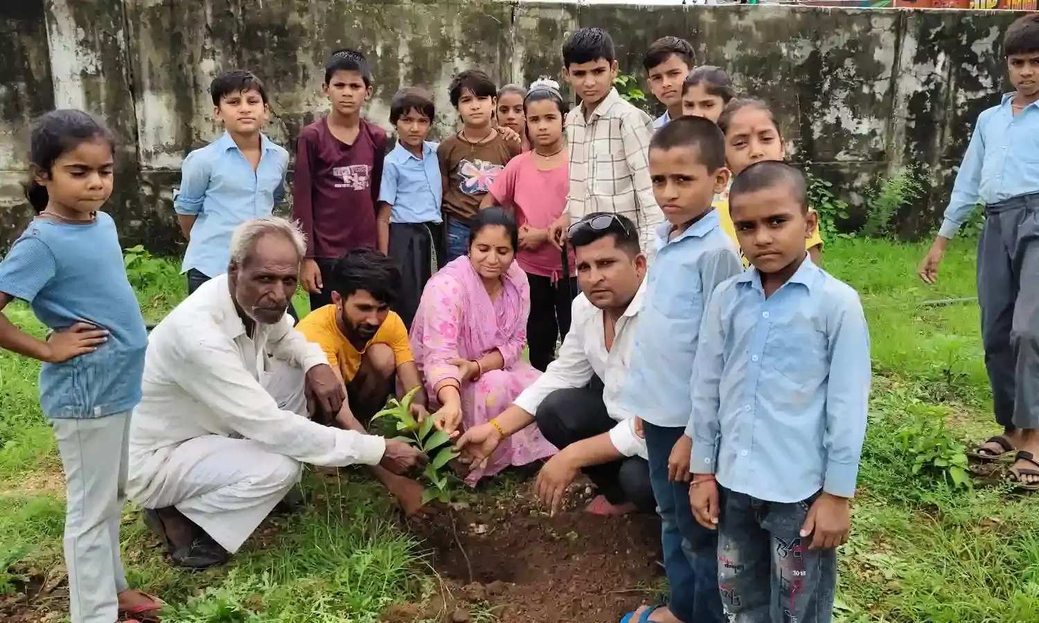 पौधारोपण कर पत्रकार वैष्णव ने मनाया जन्मदिन