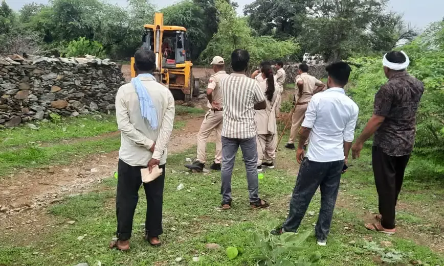 30 साल बाद अतिक्रमण हटा रास्ता दुरस्त किया