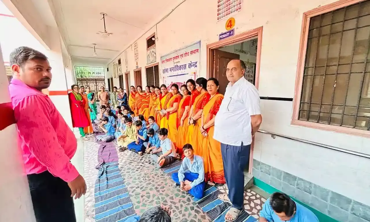 विद्यालय में कुर्सियां भेंट की
