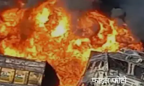 दूदू के निकट ट्रेलर ट्रक में भिड़ंत के बाद  आग लगी, दो लोग जिंदा जले